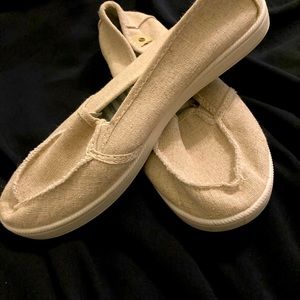 Tan canvas memory foam shoe. Worn 1 time.